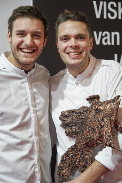 Links: commis Stef Christiaens. Rechts: Baptiste Tieberghien, Viskok van het Jaar 2023 © Frank Croes Links: commis Stef Christiaens. Rechts: Baptiste Tieberghien, Viskok van het Jaar 2023 © Frank Croes