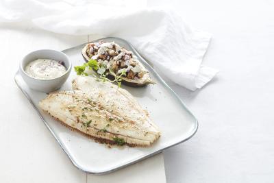 Gevulde aubergine met knolselder, peer en walnoten en schartong Gevulde aubergine met knolselder, peer en walnoten en schartong