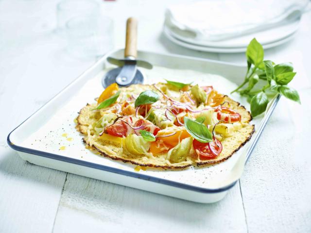 Bloemkoolpizza met gekleurde tomaten