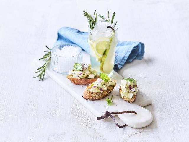 Bruschetta met perensalsa en blauwe schimmelkaas en rozemarijnlimonade met peer Bruschetta met perensalsa en blauwe schimmelkaas en rozemarijnlimonade met peer