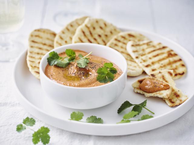 Dip van zoete puntpaprika met naanbrood Dip van zoete puntpaprika met naanbrood