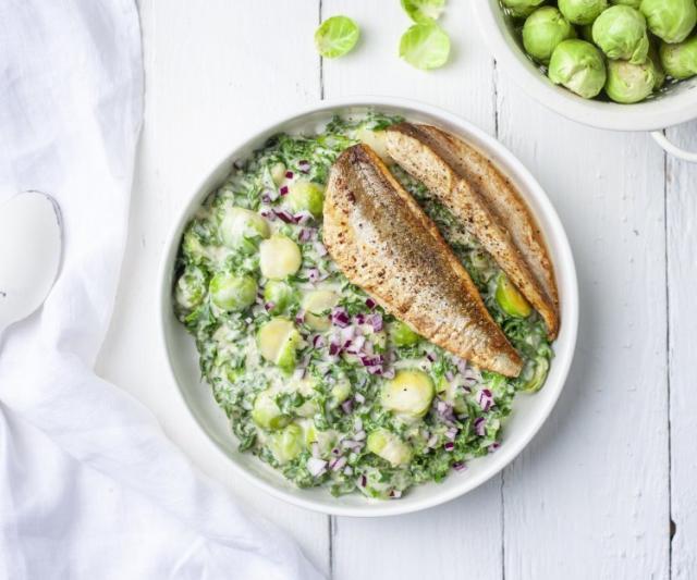 Rode poon met spruiten en boerenkool in vissaus