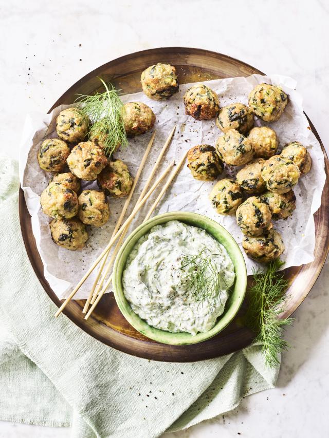 Gehaktballetjes met courgette, spinazie en tzatziki Gehaktballetjes met courgette, spinazie en tzatziki