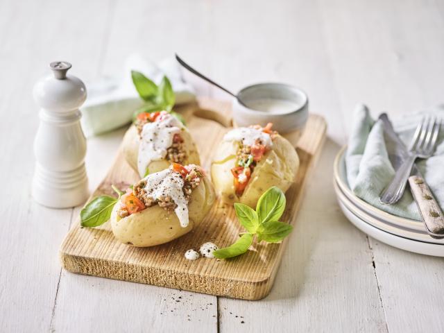 Gepofte aardappel met gehakt, tomaat en dip van geitenkaas Gepofte aardappel met gehakt, tomaat en dip van geitenkaas
