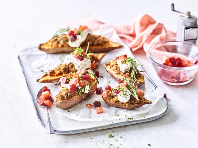 Gepofte zoete aardappel gevuld met gehakt, rode biet en tomaten Gepofte zoete aardappel gevuld met gehakt, rode biet en tomaten