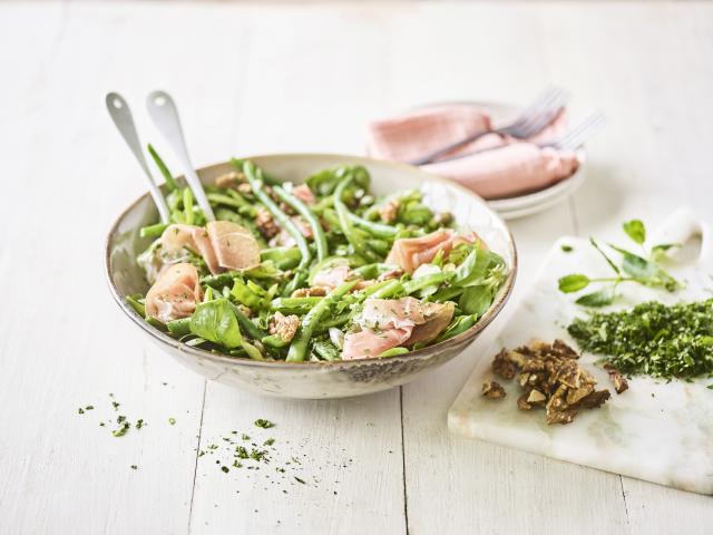 Groene salade met boontjes, paprika, erwtjes en gerookte ham Groene salade met boontjes, paprika, erwtjes en gerookte ham