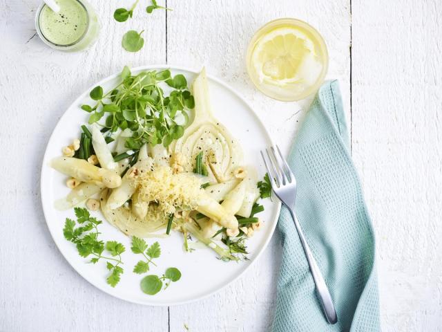 Groentesalade van asperges met groene karnemelkdressing