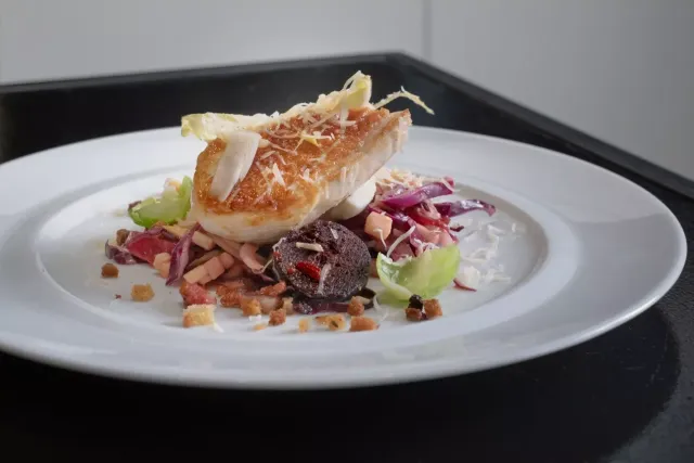 Caesar salad met Mechelse Koekoek, Limburgse stroop en schuimwijn uit Dijleland Caesar salad met Mechelse Koekoek, Limburgse stroop en schuimwijn uit Dijleland