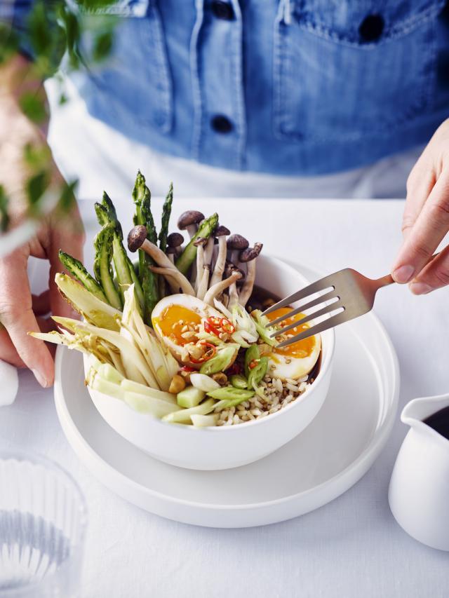 Poké bowl met witloof, asperges en shimeji champignons2