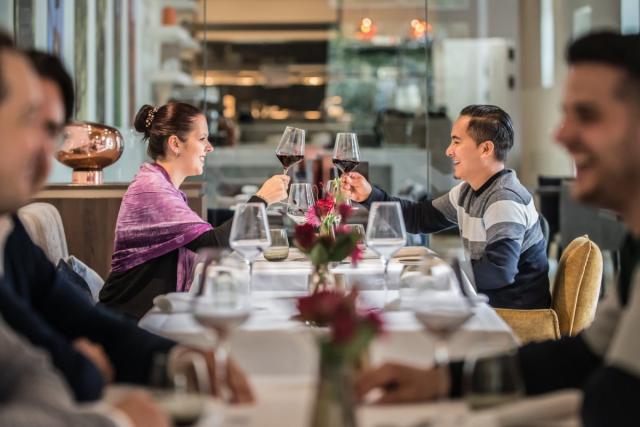 Klinken met wijnglas op restaurant Klinken met wijnglas op restaurant