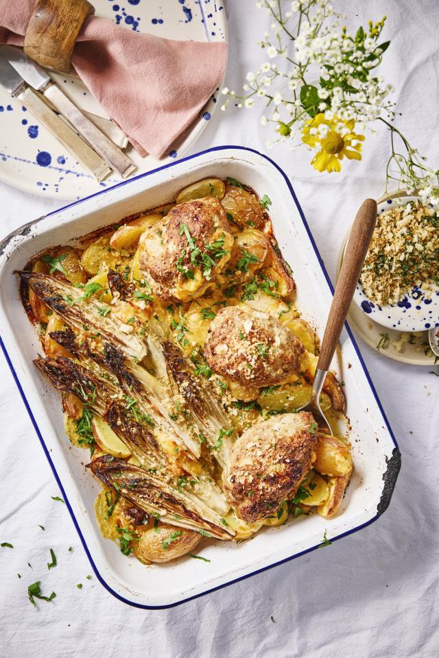 Traybake met witloof, aardappel, Bruggekaas en gehaktbroodjes