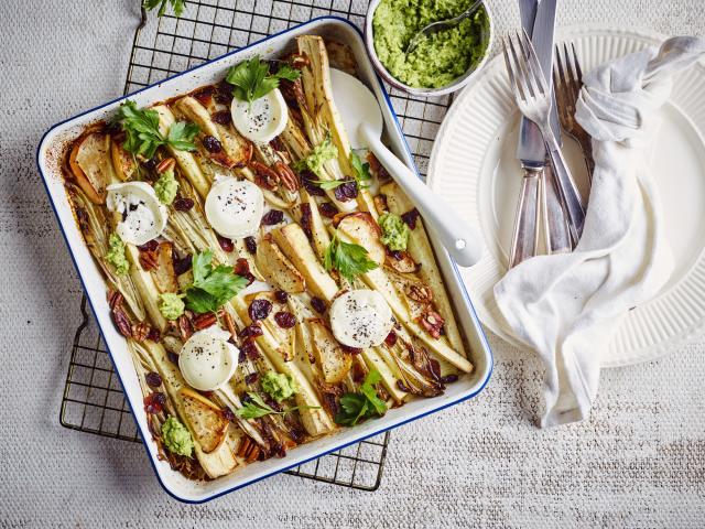 Traybake met witloof, pastinaak, appel en geitenkaas