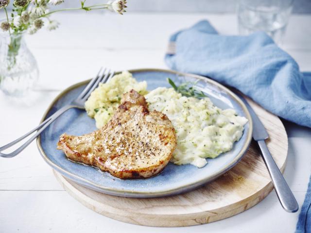 Witte kool in dragonsaus met varkenskotelet en knoflookpuree