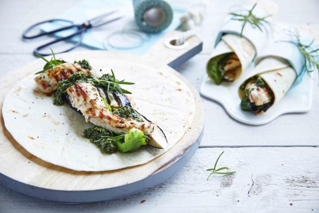 Wrap met konijn, amandelpesto, gegrilde aubergine en paprika Wrap met konijn, amandelpesto, gegrilde aubergine en paprika