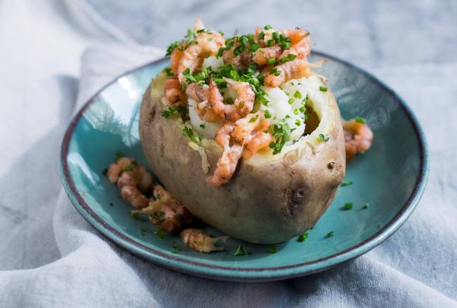 Gevulde aardappel met hoevekarnemelk en Vlaamse grijze garnalen Gevulde aardappel met hoevekarnemelk en Vlaamse grijze garnalen