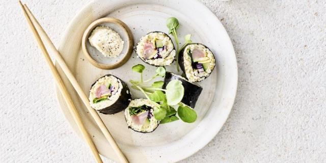 Sushi met bloemkoolrijst en rode poon
