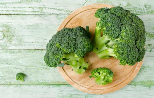 Broccoli op een houte plank