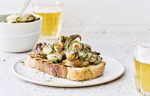 Bruschetta met gemarineerde zeekat