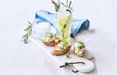 Bruschetta met perensalsa en blauwe schimmelkaas en rozemarijnlimonade met peer