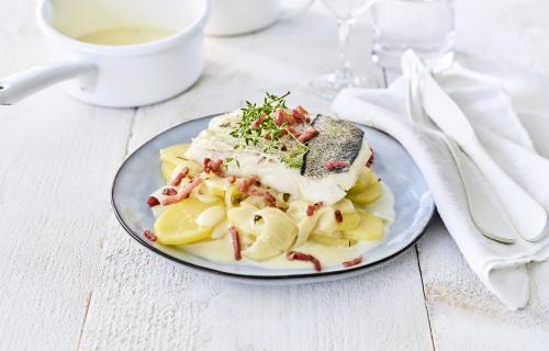 Gepocheerde schelvis in de melk met aardappelschijfjes
