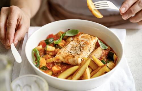 Schelvis met Provençaalse saus en gebakken aardappelen