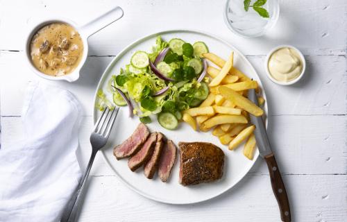 Steak-friet met champignonsaus