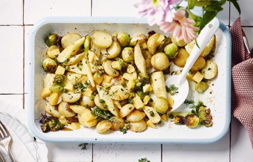 Traybake met aardappelen, spruitjes, pastinaak en brokkelkaas