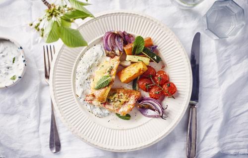 Zeebarbeel met kaaskorst, zoete aardappelwedges, courgette, kerstomaatjes en yoghurtsaus
