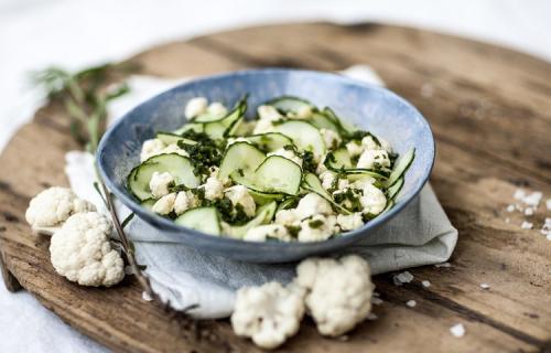 Salade van bloemkool en komkommer