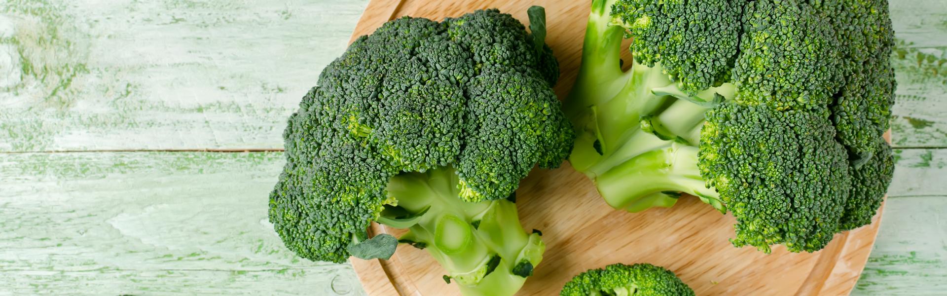 Broccoli op een houte plank