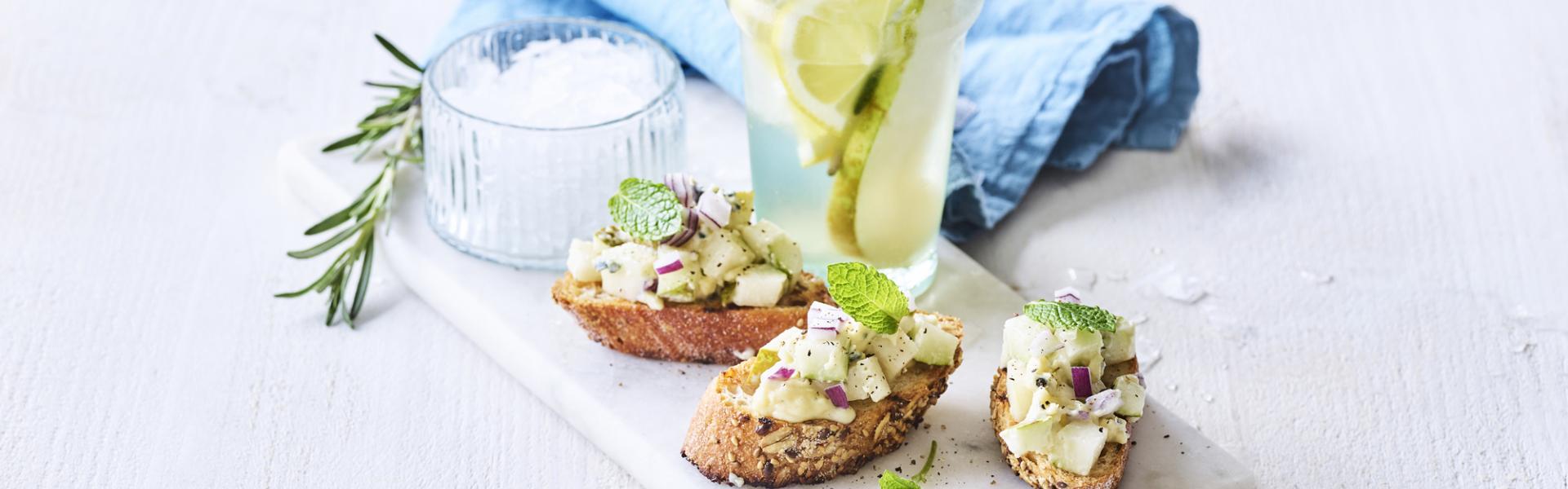 Bruschetta met perensalsa en blauwe schimmelkaas en rozemarijnlimonade met peer Bruschetta met perensalsa en blauwe schimmelkaas en rozemarijnlimonade met peer