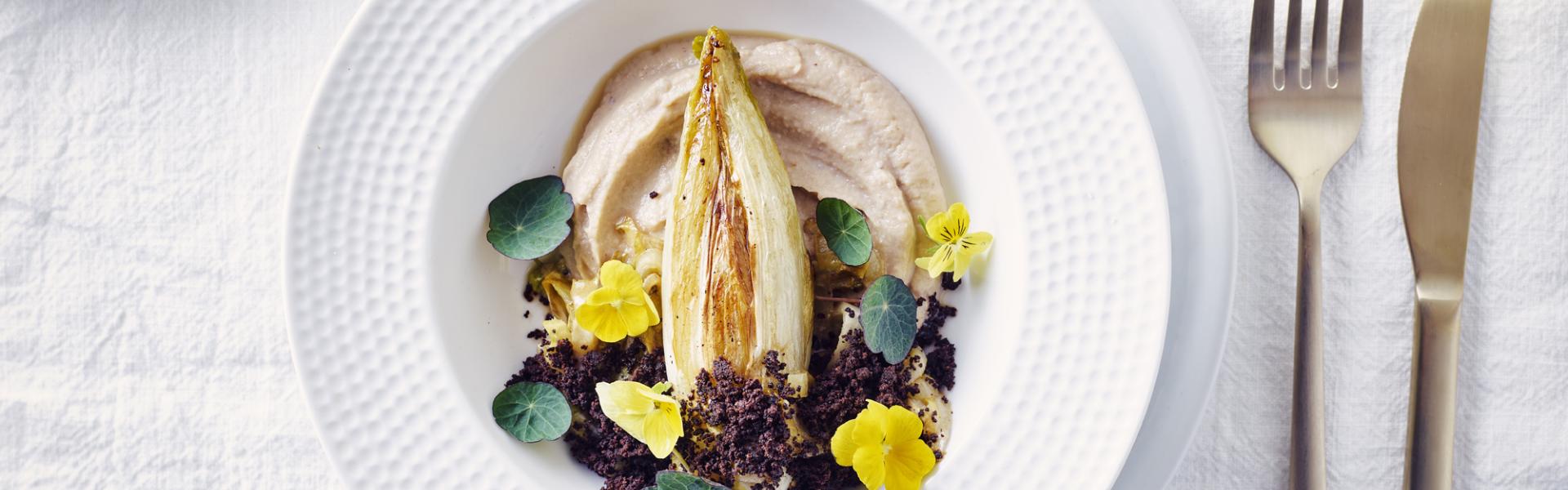 Gebakken witloof met een espuma van kastanje en crumble