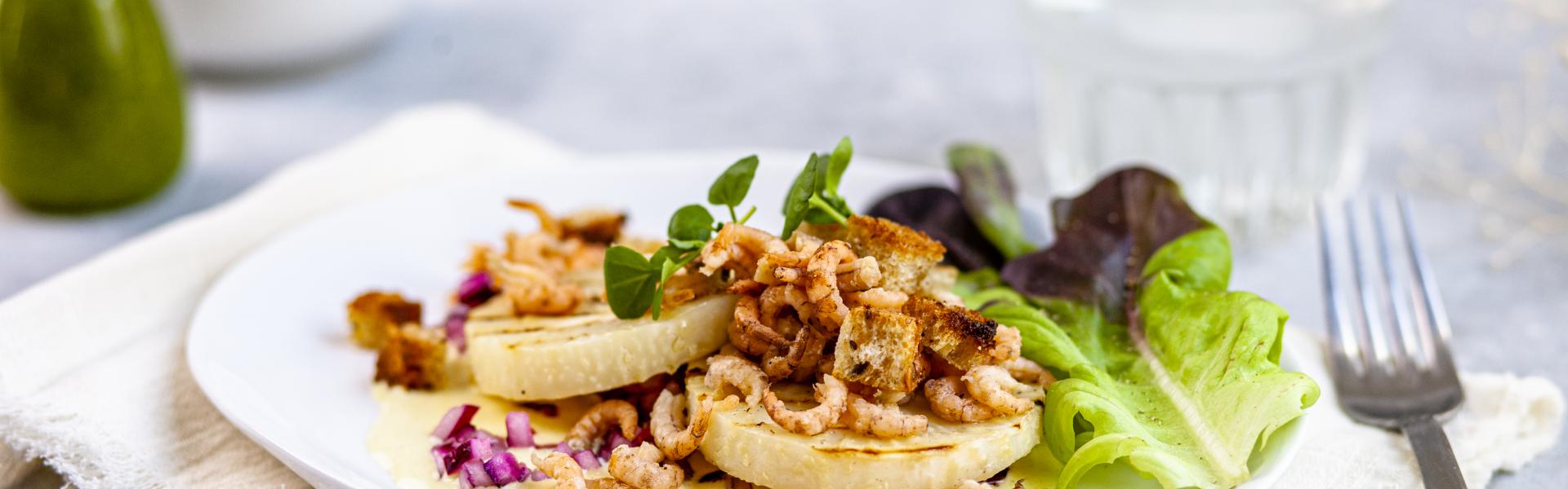 Gegrilde knolselder met Noordzeegarnaaltjes Gegrilde knolselder met Noordzeegarnaaltjes