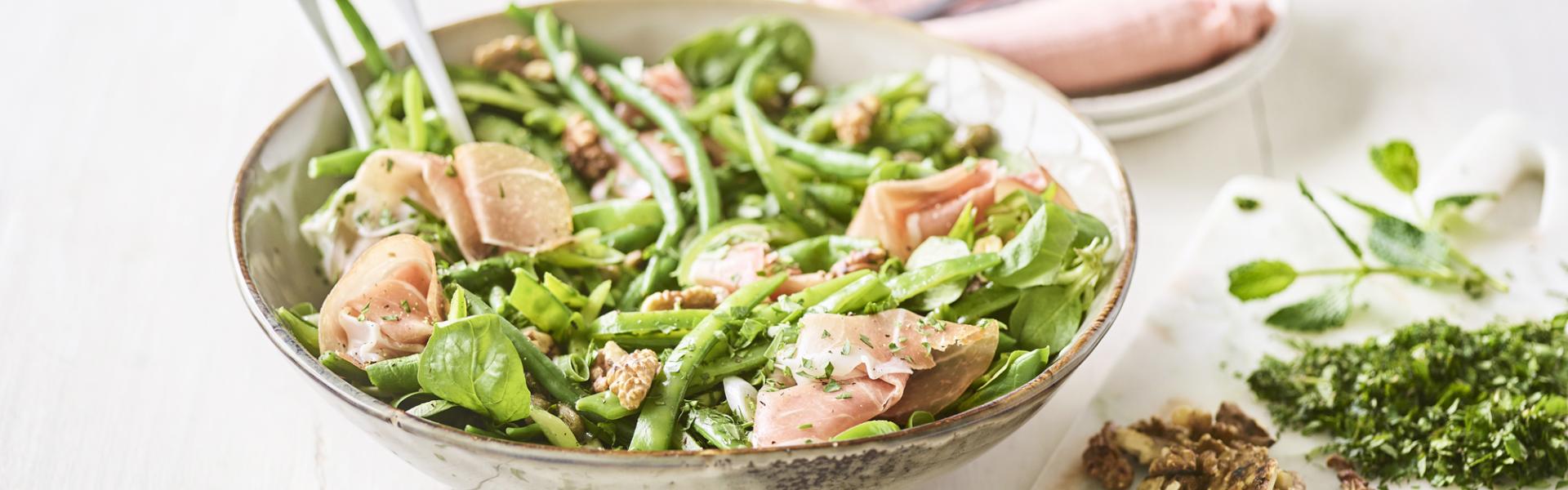 Groene salade met boontjes, paprika, erwtjes en gerookte ham Groene salade met boontjes, paprika, erwtjes en gerookte ham