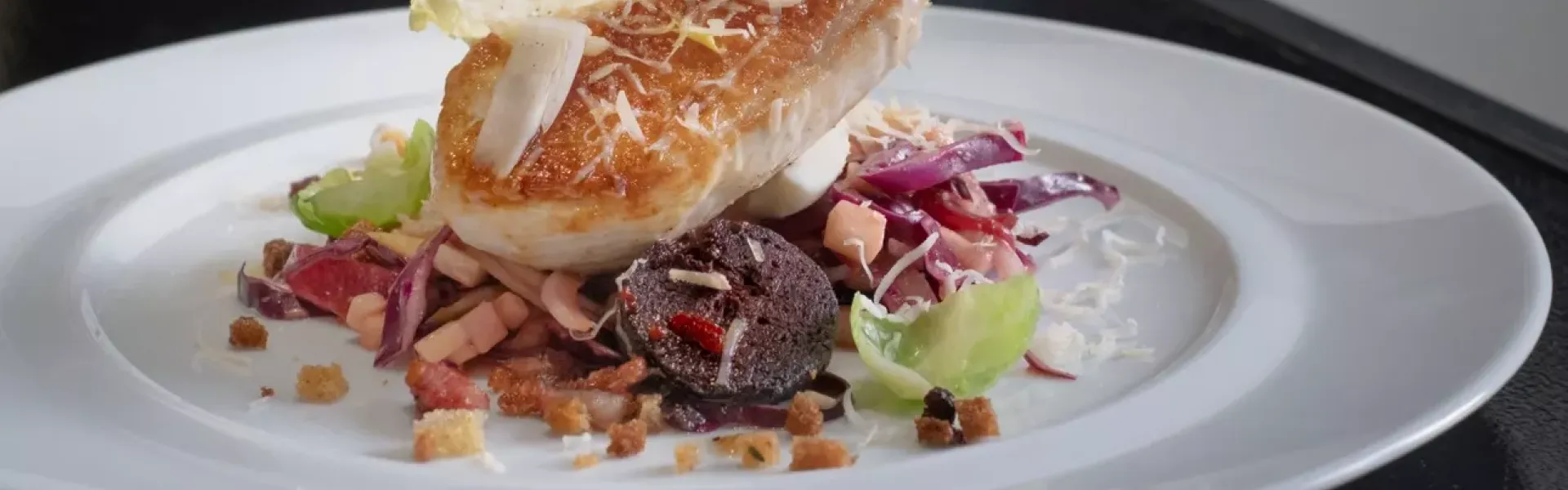Caesar salad met Mechelse Koekoek, Limburgse stroop en schuimwijn uit Dijleland Caesar salad met Mechelse Koekoek, Limburgse stroop en schuimwijn uit Dijleland