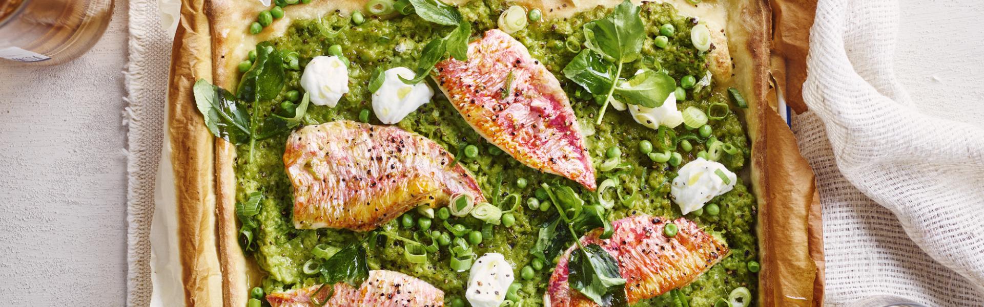 Plaatpizza met erwtenspread, waterkers en zeebarbeel Plaatpizza met erwtenspread, waterkers en zeebarbeel