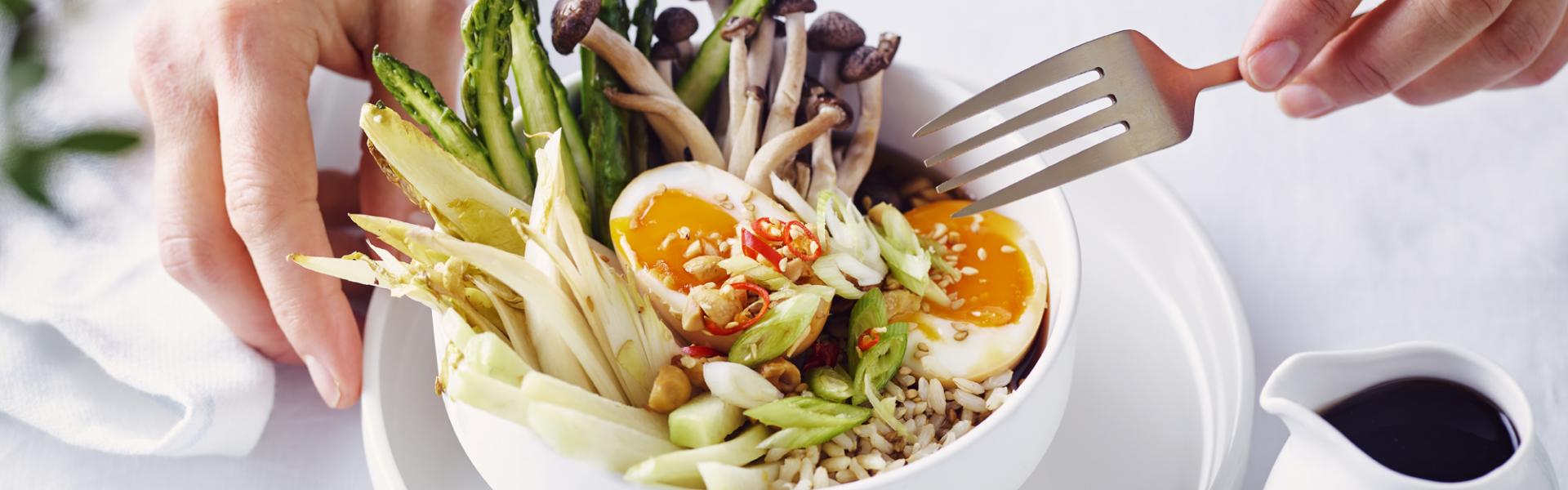 Poké bowl met witloof, asperges en shimeji champignon Poké bowl met witloof, asperges en shimeji champignon