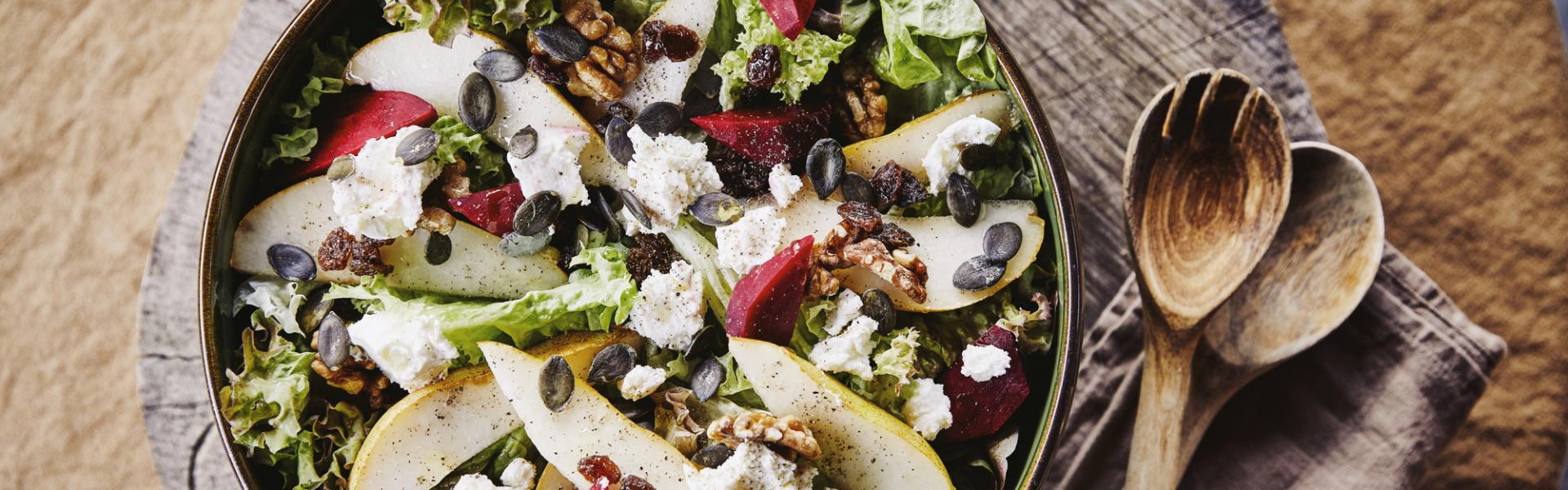 Salade van eikenblad met rode biet, peer, walnoten en geitenkaas Salade van eikenblad met rode biet, peer, walnoten en geitenkaas