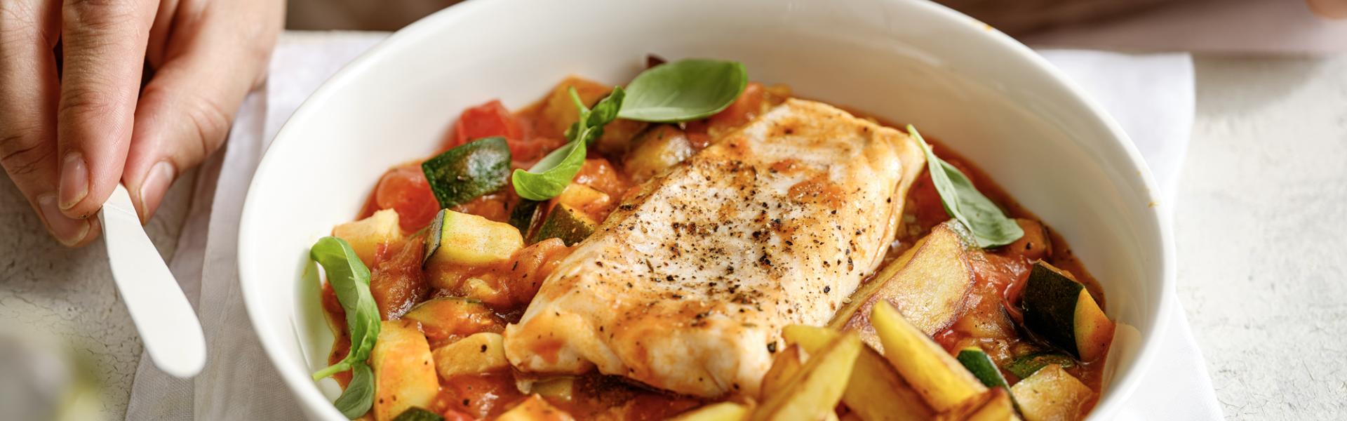 Schelvis met Provençaalse saus en gebakken aardappelen Schelvis met Provençaalse saus en gebakken aardappelen
