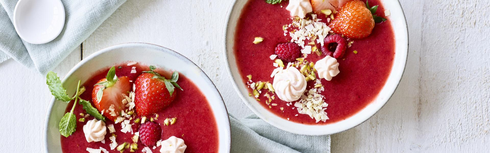 Soepje van aardbei en framboos met meringue Soepje van aardbei en framboos met meringue