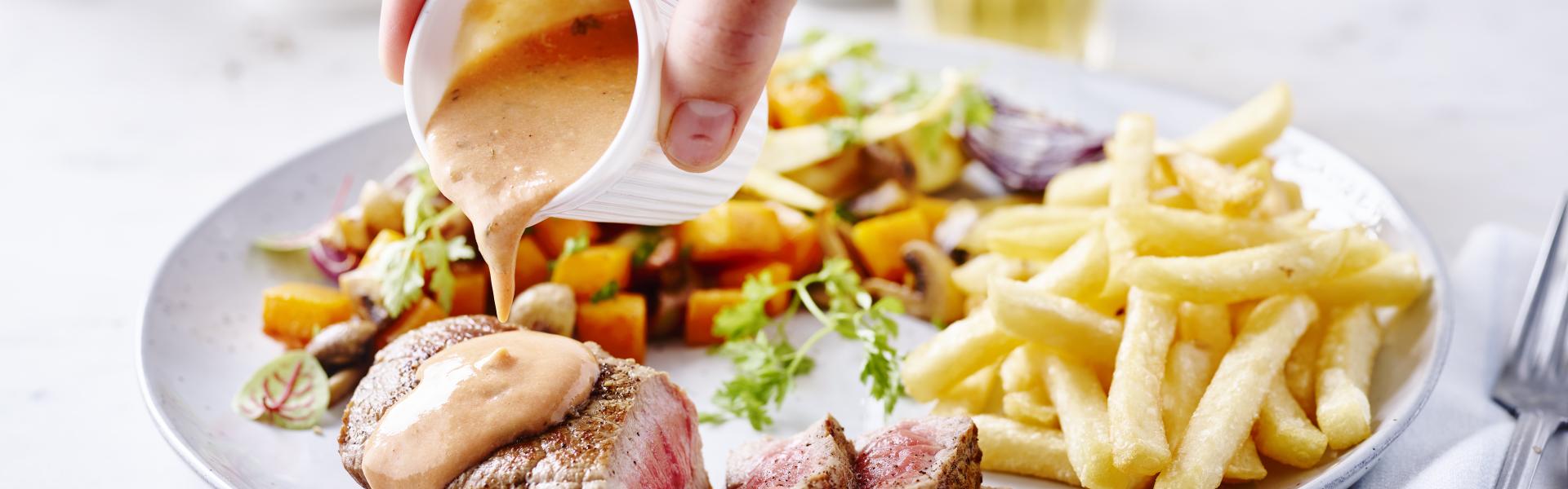 Steak friet met choronsaus en herfstsalade Steak friet met choronsaus en herfstsalade