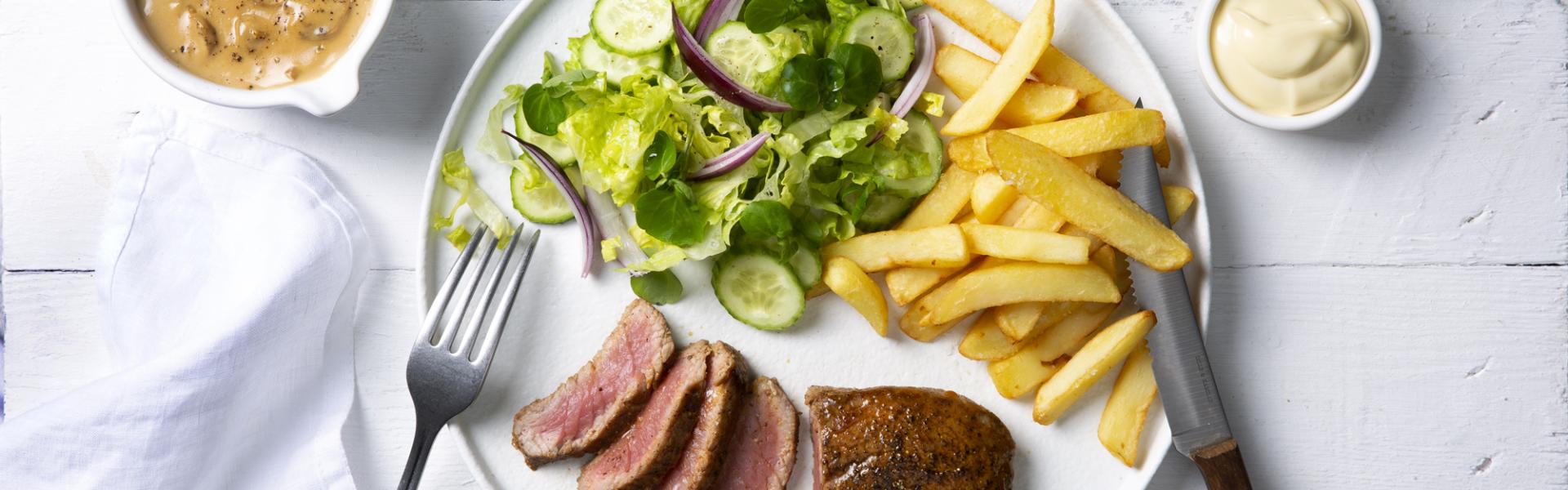 Steak-friet met champignonsaus