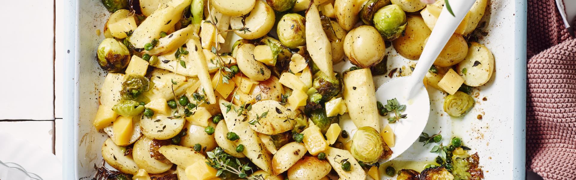 Traybake met aardappelen, spruitjes, pastinaak en brokkelkaas Traybake met aardappelen, spruitjes, pastinaak en brokkelkaas