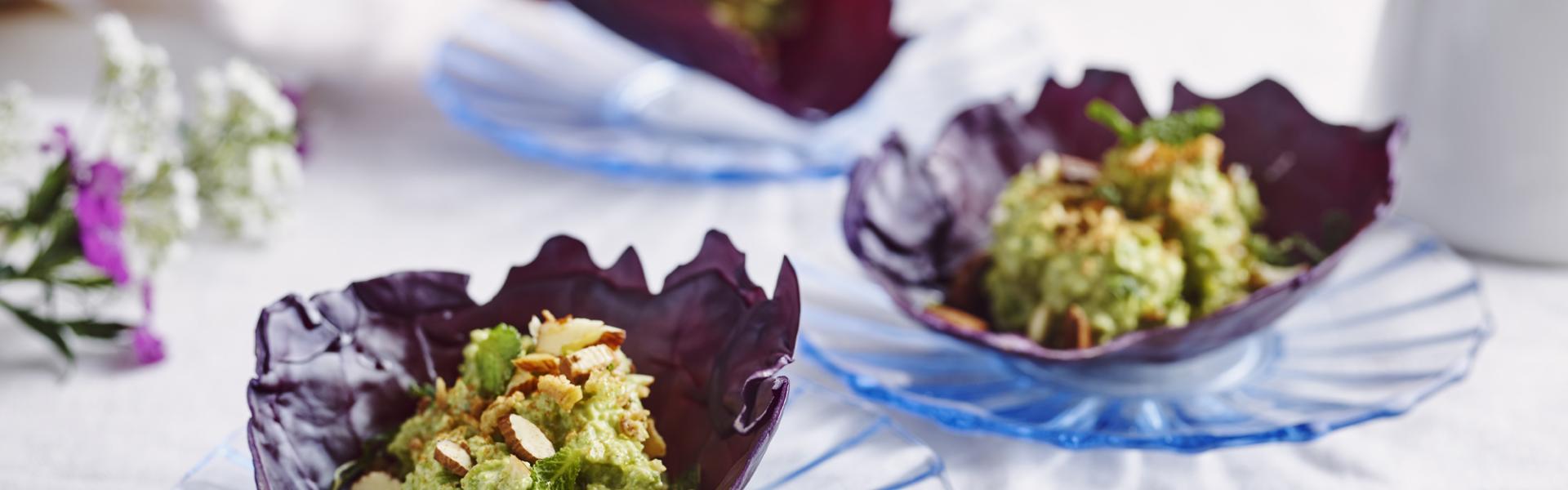 Wrap van rode kool met erwtenhummus en gerookte amandelen Wrap van rode kool met erwtenhummus en gerookte amandelen