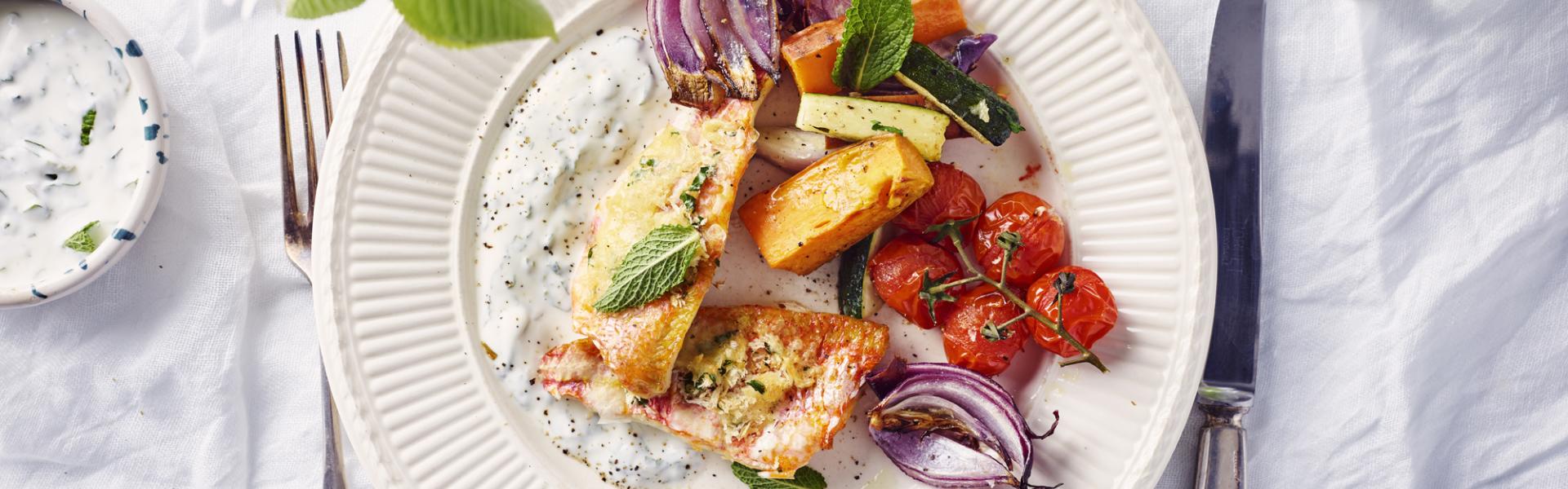 Zeebarbeel met kaaskorst, zoete aardappelwedges, courgette, kerstomaatjes en yoghurtsaus Zeebarbeel met kaaskorst, zoete aardappelwedges, courgette, kerstomaatjes en yoghurtsaus