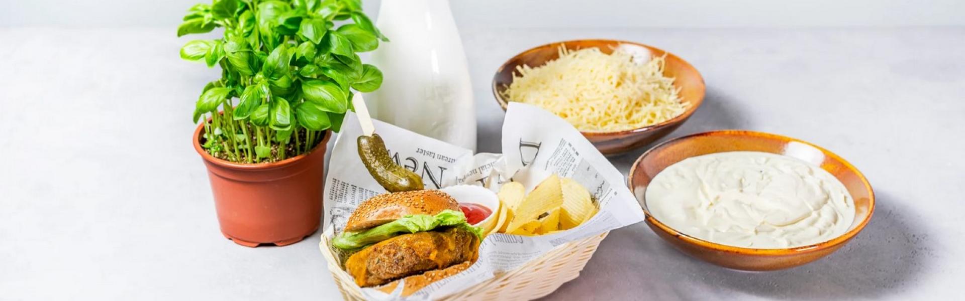 Juicy cheeseburger met yoghurt Juicy cheeseburger met yoghurt