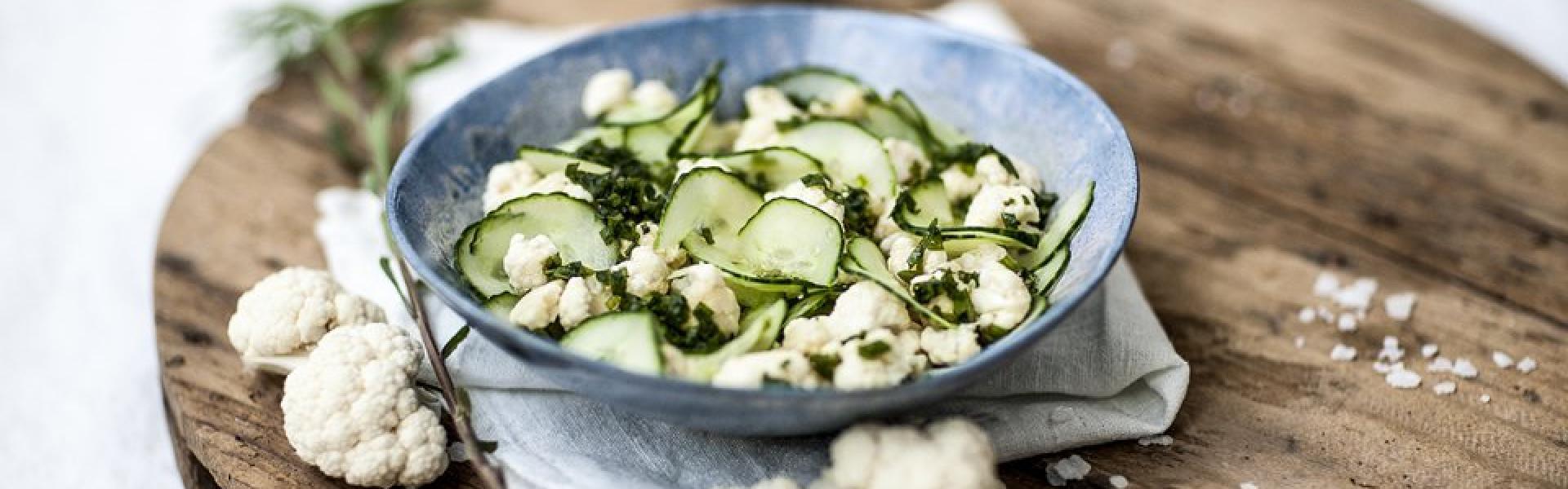 Salade van bloemkool en komkommer